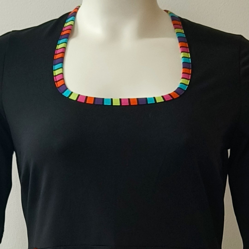 Plus size kjole - Akiko Black Rainbow fra Amamiko