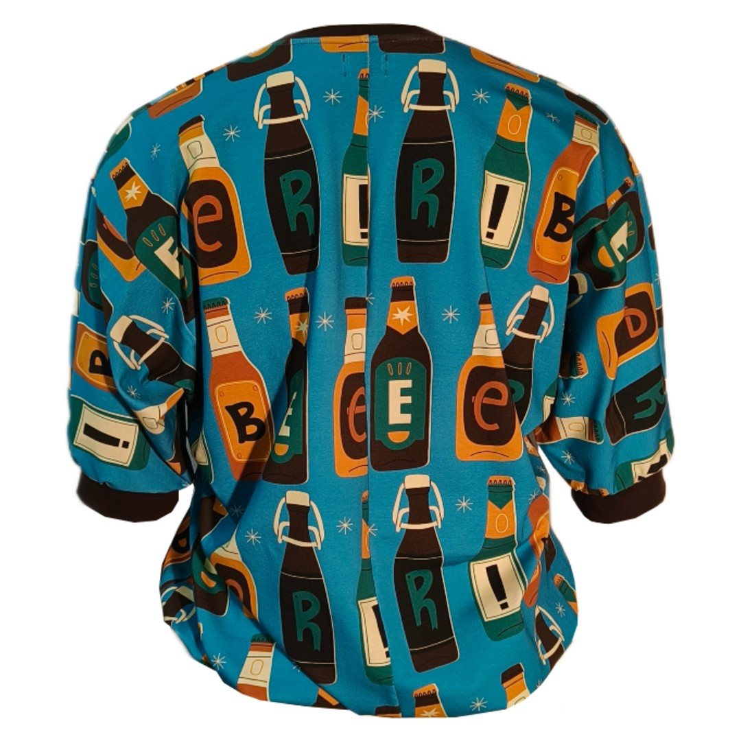 Botan Bluse - Beer Me!. Løstsiddende plus size bluse fra Amamiko