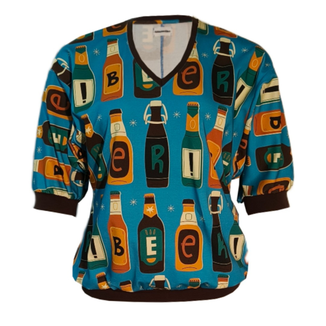 Botan Bluse - Beer Me!. Løstsiddende plus size bluse fra Amamiko