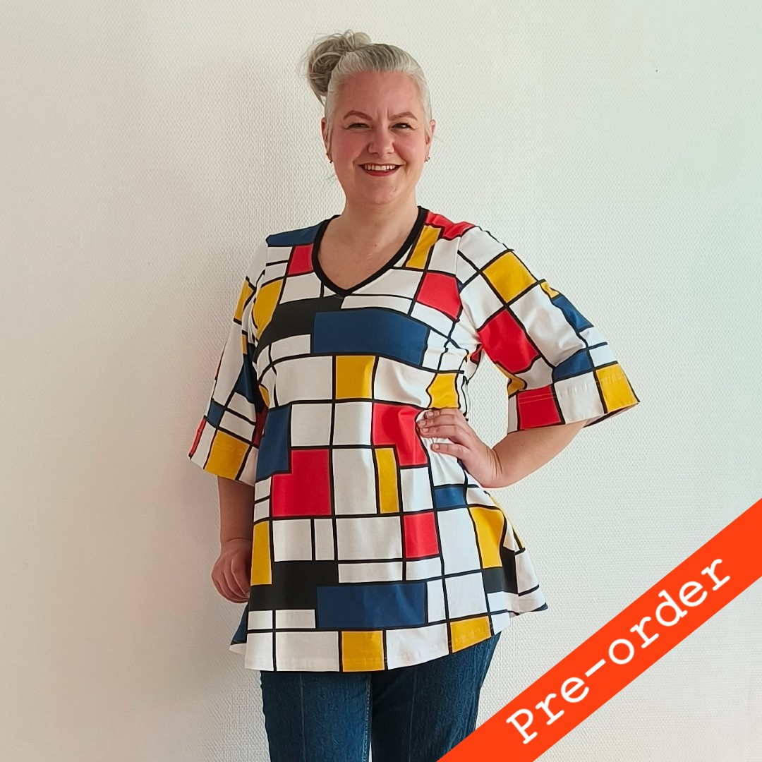 Sakura Bluse - Bauhouse. A-formet bluse fra Amamiko med markant geometrisk print i rød, gul og blå på en klassisk hvid baggrund