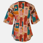 Sakura Beach Relaxation. A-formet bluse fra Amamiko med print af strandhåndklæder, baderinge og parasoller i varme, ferie-agtige farver