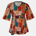 Sakura Beach Relaxation. A-formet bluse fra Amamiko med print af strandhåndklæder, baderinge og parasoller i varme, ferie-agtige farver