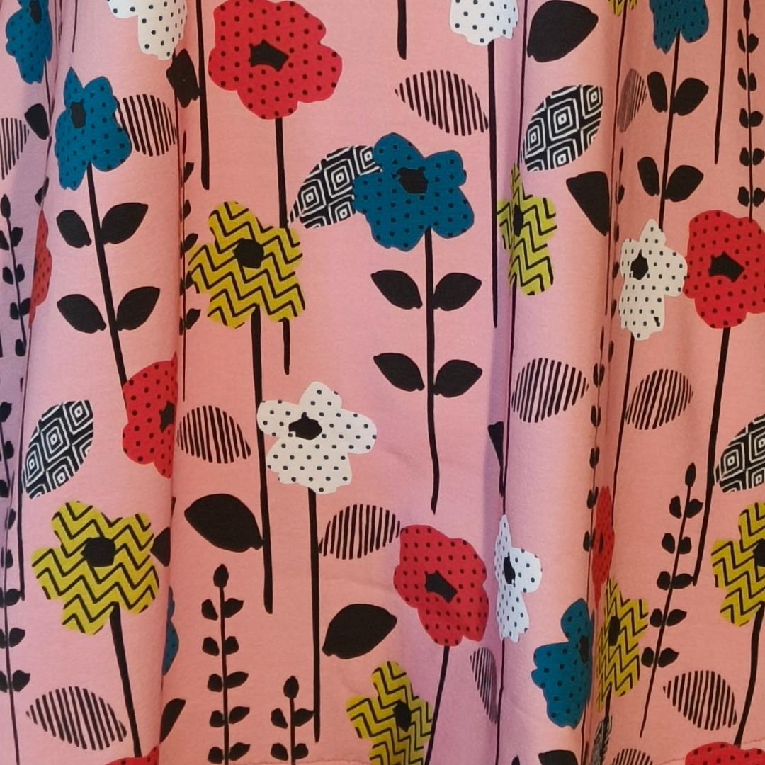 Sakura Soft Pink Flowers – A-formet bluse fra Amamiko med blomstrende power og feminin retro-charme