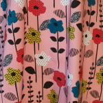 Sakura Soft Pink Flowers – A-formet bluse fra Amamiko med blomstrende power og feminin retro-charme