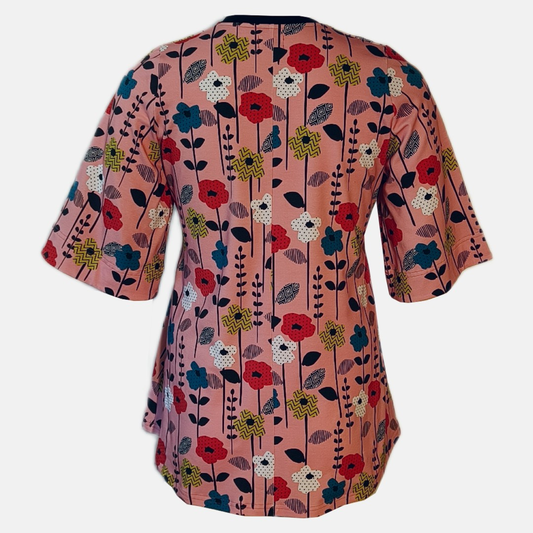 Sakura Soft Pink Flowers – A-formet bluse fra Amamiko med blomstrende power og feminin retro-charme