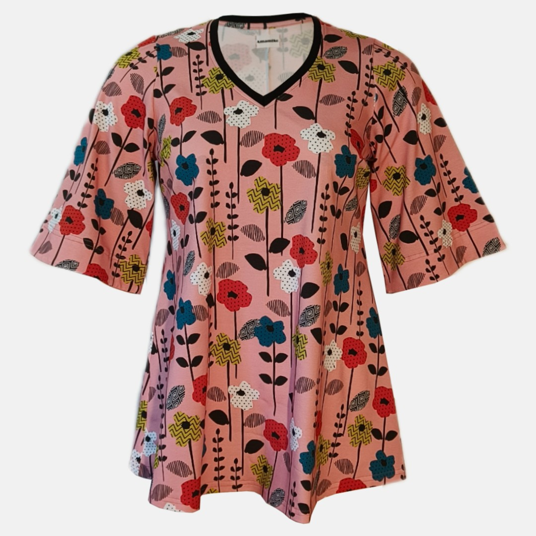 Sakura Soft Pink Flowers – A-formet bluse fra Amamiko med blomstrende power og feminin retro-charme