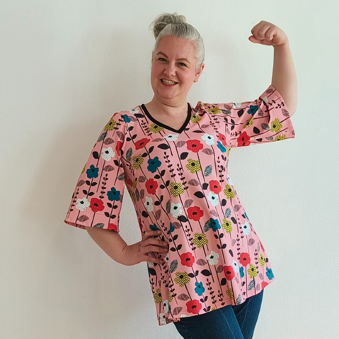 Sakura Soft Pink Flowers – A-formet bluse fra Amamiko med blomstrende power og feminin retro-charme