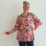 Sakura Soft Pink Flowers – A-formet bluse fra Amamiko med blomstrende power og feminin retro-charme