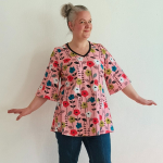 Sakura Soft Pink Flowers – A-formet bluse fra Amamiko med blomstrende power og feminin retro-charme