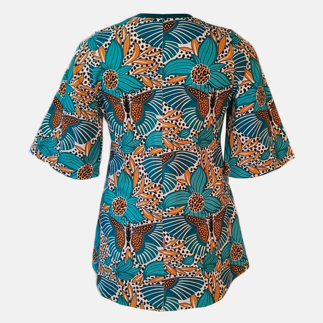 Sakura Turquoise Butterfly. A-formet bluse fra Amamiko med print af smukke sommerfugle og stiliserede blomster i turkis, kobber og gyldne nuancer