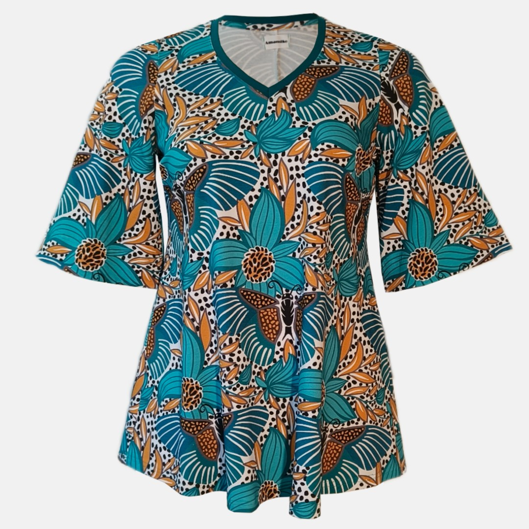 Sakura Turquoise Butterfly. A-formet bluse fra Amamiko med print af smukke sommerfugle og stiliserede blomster i turkis, kobber og gyldne nuancer