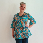 Sakura Turquoise Butterfly. A-formet bluse fra Amamiko med print af smukke sommerfugle og stiliserede blomster i turkis, kobber og gyldne nuancer