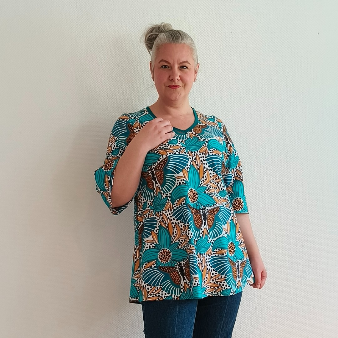 Sakura Turquoise Butterfly. A-formet bluse fra Amamiko med print af smukke sommerfugle og stiliserede blomster i turkis, kobber og gyldne nuancer