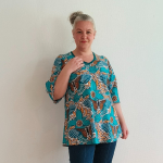 Sakura Turquoise Butterfly. A-formet bluse fra Amamiko med print af smukke sommerfugle og stiliserede blomster i turkis, kobber og gyldne nuancer