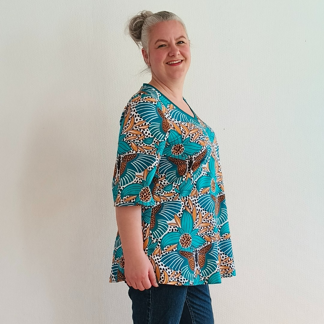 Sakura Turquoise Butterfly. A-formet bluse fra Amamiko med print af smukke sommerfugle og stiliserede blomster i turkis, kobber og gyldne nuancer