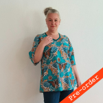 Sakura Turquoise Butterfly. A-formet bluse fra Amamiko med print af smukke sommerfugle og stiliserede blomster i turkis, kobber og gyldne nuancer