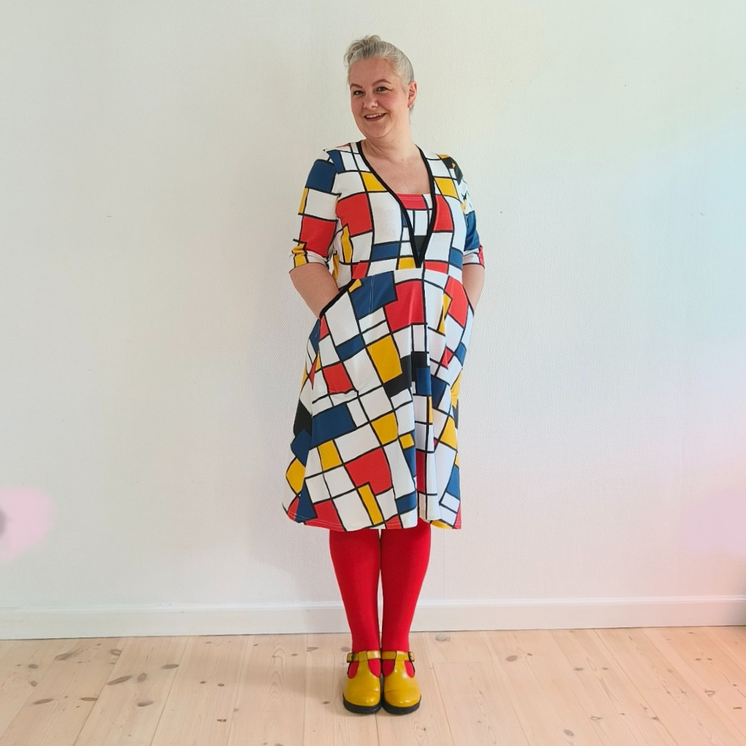 Ama Bauhaus – Et levende kunstværk med geometrisk kant. Kjole fra Amamiko