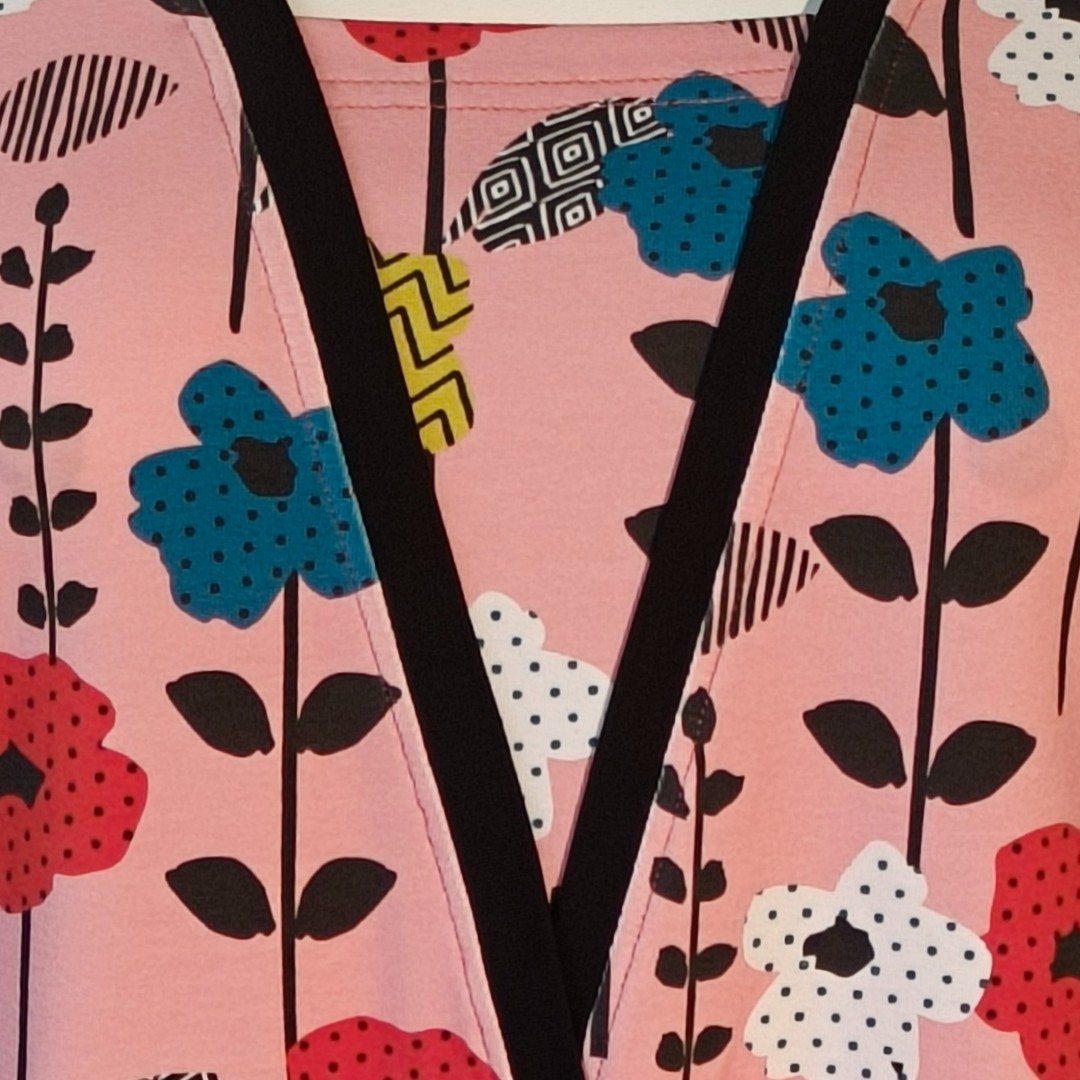 Ama Soft Pink Flower – Blomstrende power og feminin retro-charme. En kjole fra Amamiko