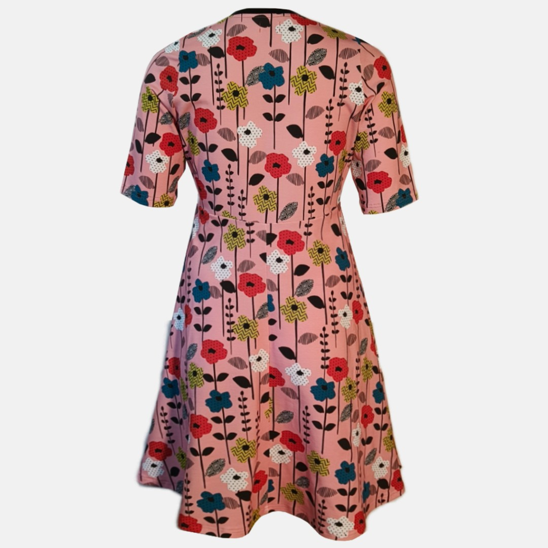 Ama Soft Pink Flower – Blomstrende power og feminin retro-charme. En kjole fra Amamiko