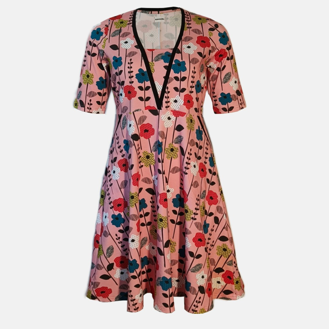 Ama Soft Pink Flower – Blomstrende power og feminin retro-charme. En kjole fra Amamiko