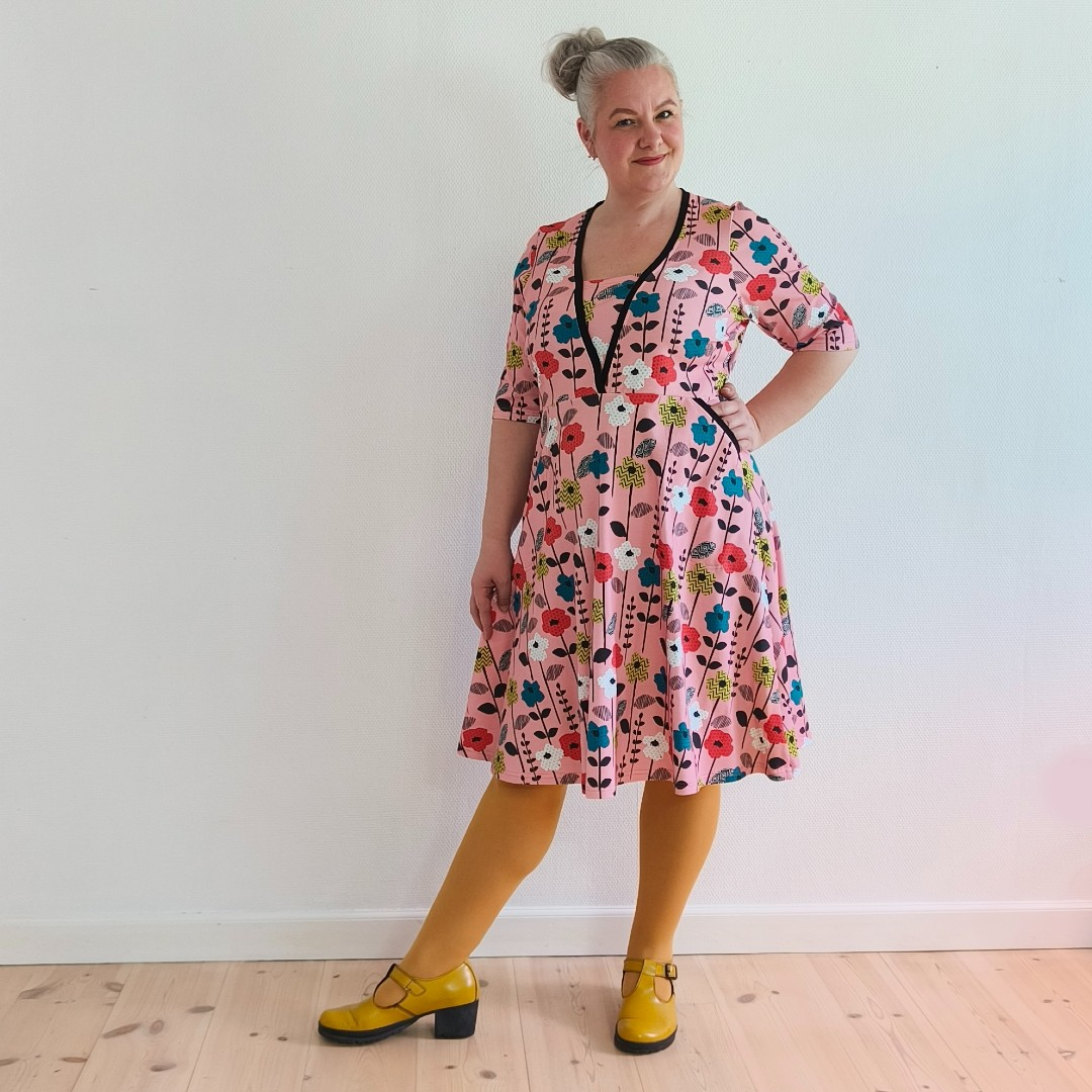 Ama Soft Pink Flower – Blomstrende power og feminin retro-charme. En kjole fra Amamiko