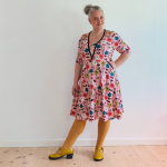 Ama Soft Pink Flower – Blomstrende power og feminin retro-charme. En kjole fra Amamiko