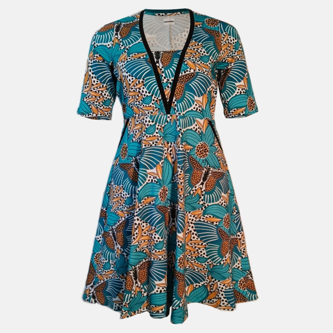Ama Turquoise Butterfly – Et vingesus af turkis elegance. En kjole fra Amamiko