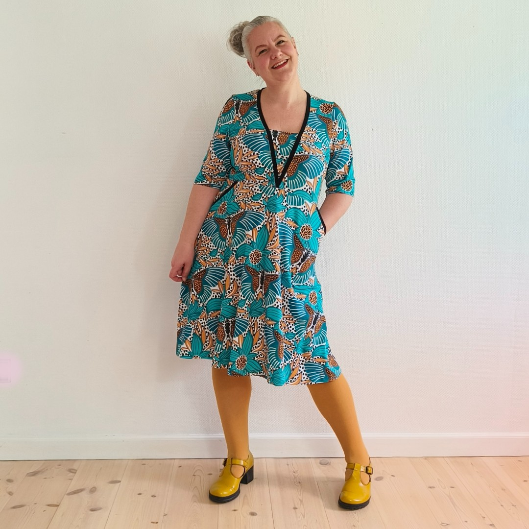 Ama Turquoise Butterfly – Et vingesus af turkis elegance. En kjole fra Amamiko