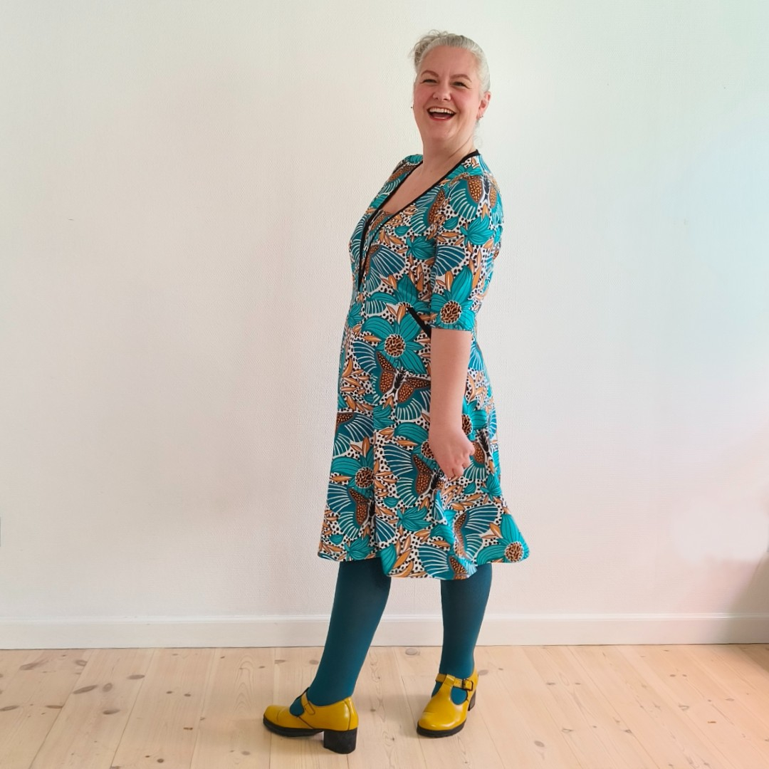 Ama Turquoise Butterfly – Et vingesus af turkis elegance. En kjole fra Amamiko
