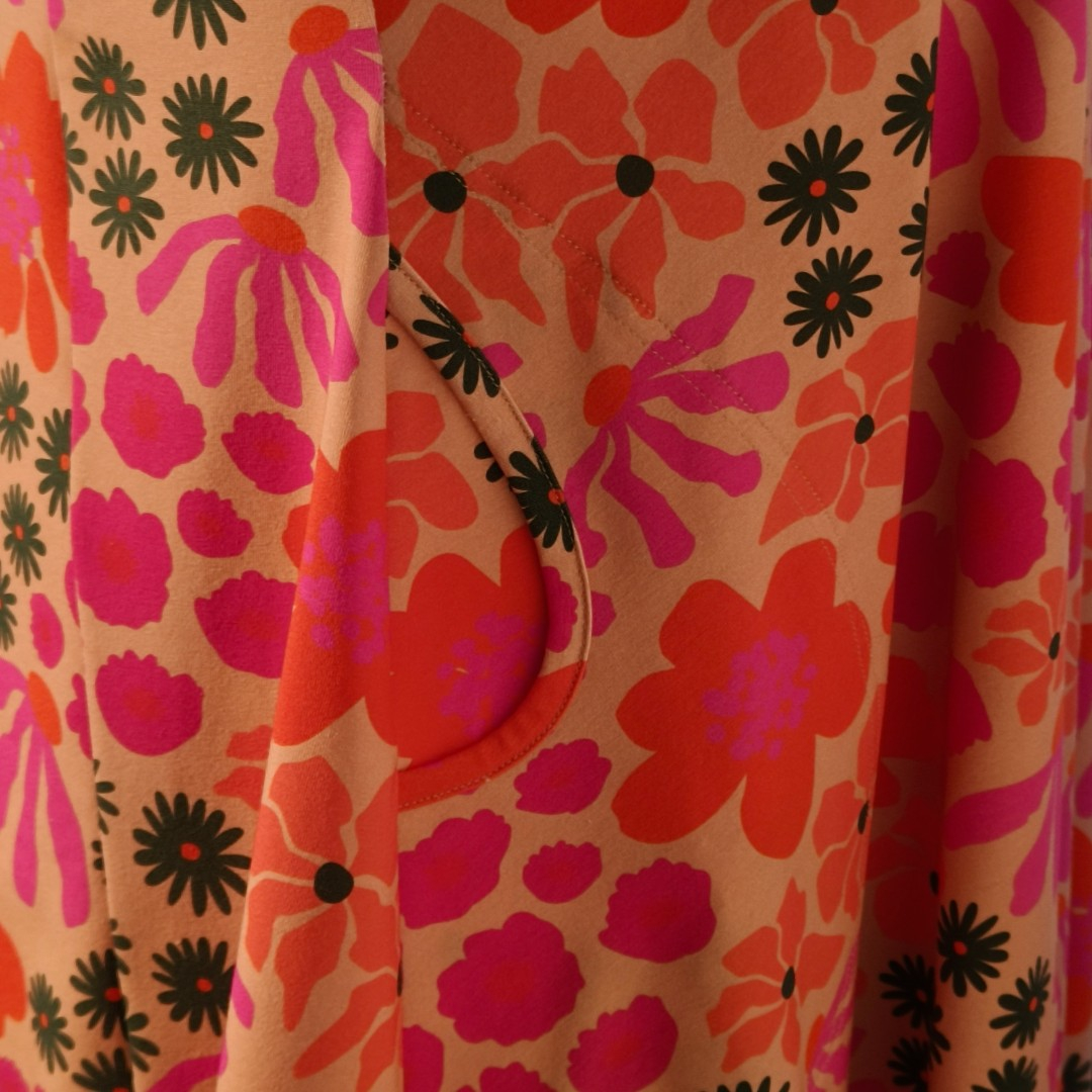 Amamiko kjolen: Emi Pink Floral – En blomstrende drøm med perfekt pasform