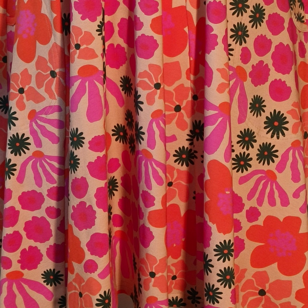 Amamiko kjolen: Emi Pink Floral – En blomstrende drøm med perfekt pasform