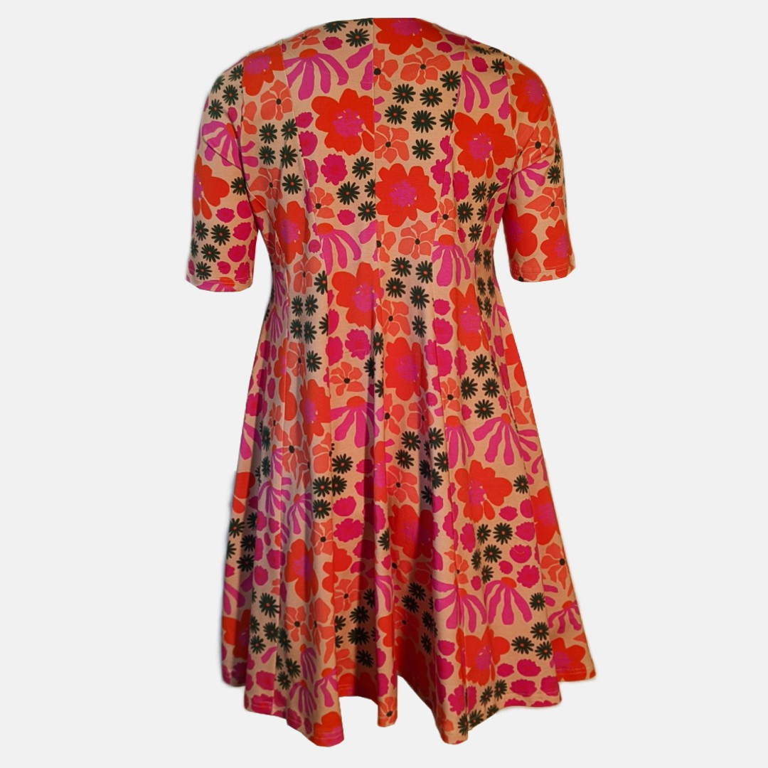 Amamiko kjolen: Emi Pink Floral – En blomstrende drøm med perfekt pasform