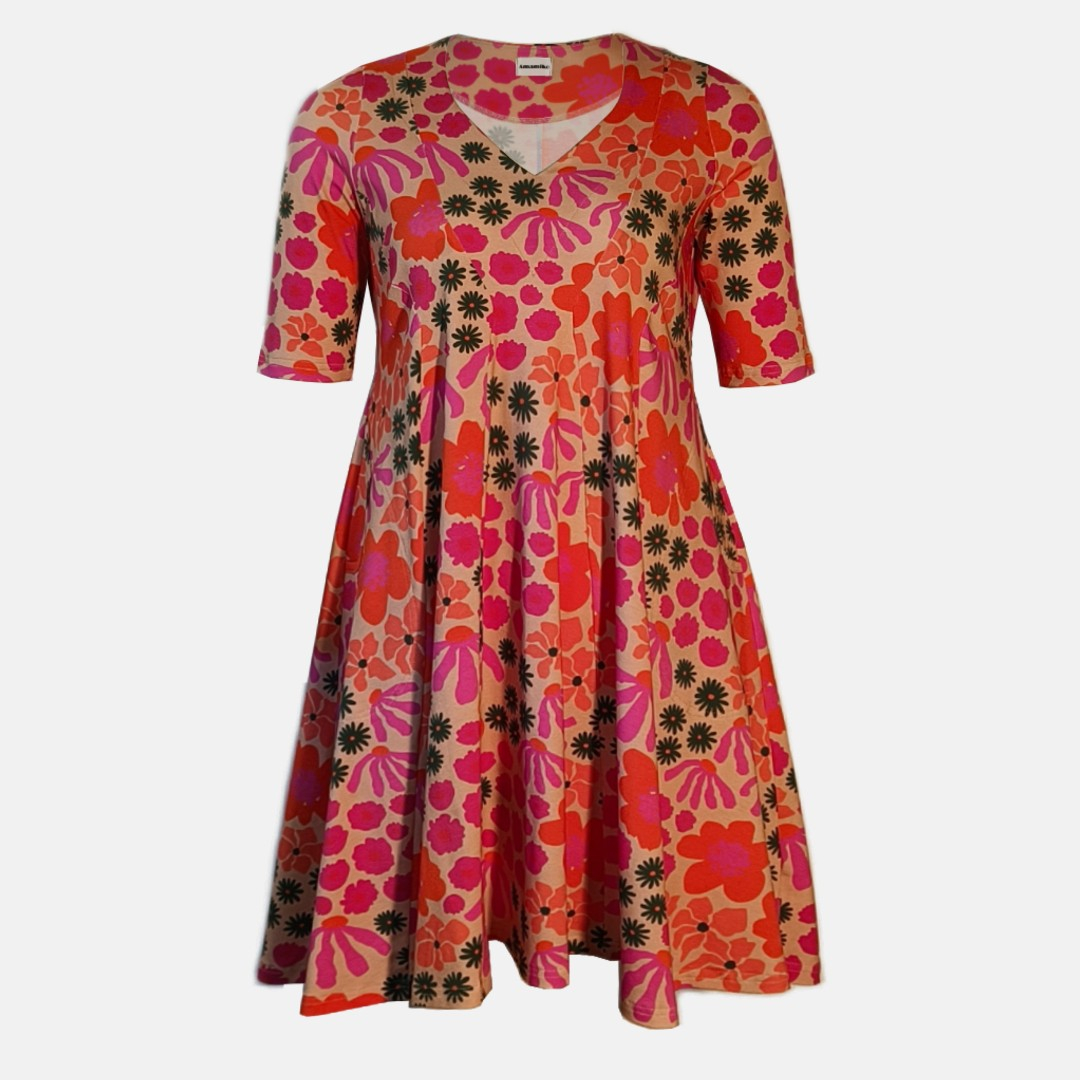 Amamiko kjolen: Emi Pink Floral – En blomstrende drøm med perfekt pasform