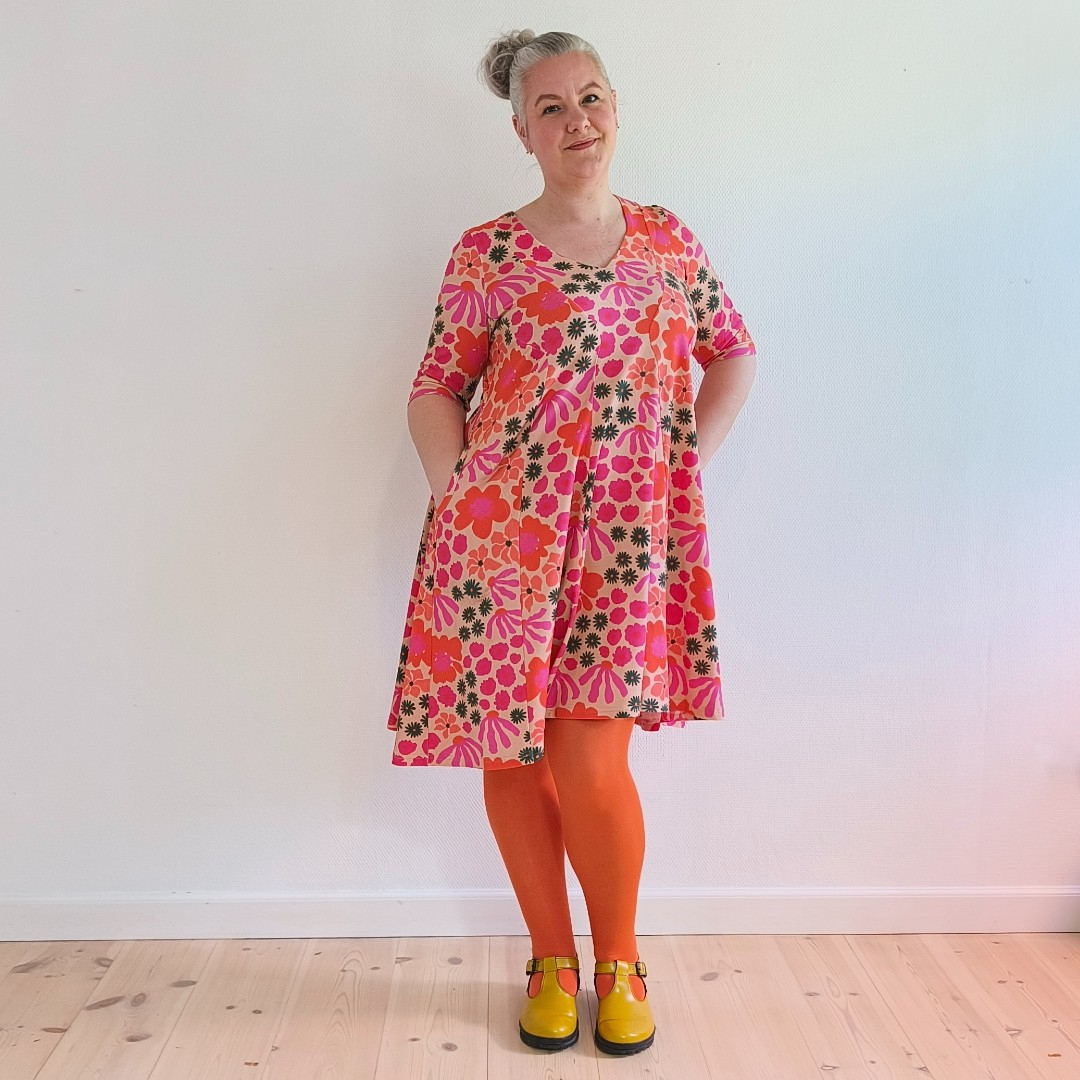 Amamiko kjolen: Emi Pink Floral – En blomstrende drøm med perfekt pasform