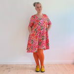 Amamiko kjolen: Emi Pink Floral – En blomstrende drøm med perfekt pasform