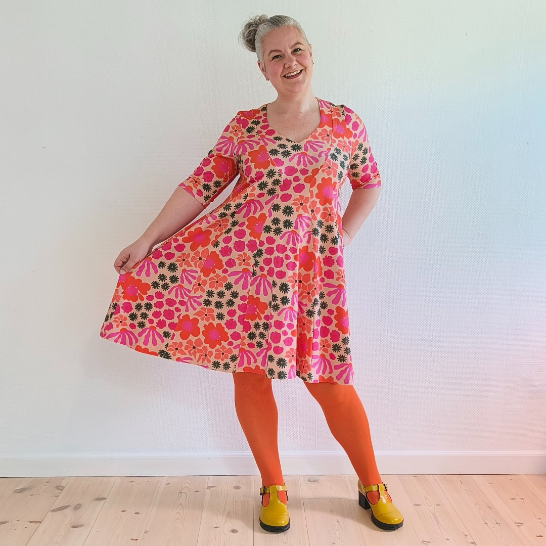 Amamiko kjolen: Emi Pink Floral – En blomstrende drøm med perfekt pasform