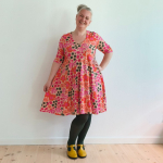 Amamiko kjolen: Emi Pink Floral – En blomstrende drøm med perfekt pasform