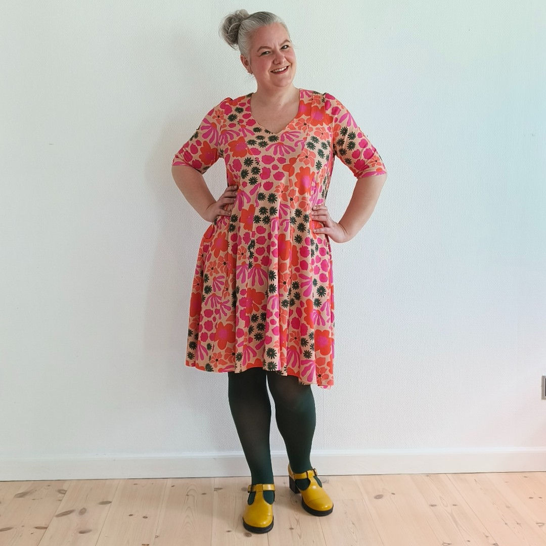 Amamiko kjolen: Emi Pink Floral – En blomstrende drøm med perfekt pasform