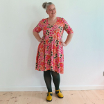 Amamiko kjolen: Emi Pink Floral – En blomstrende drøm med perfekt pasform