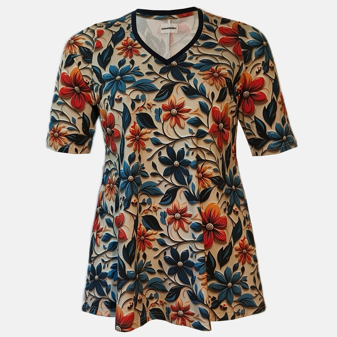 Sakura Navy Flowers – en bluse, der kombinerer et betagende, kunstnerisk blomsterprint med et utroligt flatterende snit. Hvis du leder efter en overdel, der løfter et par helt enkle jeans til et stilfuldt outfit, er Sakura det perfekte valg til din garderobe.