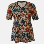 Sakura Navy Flowers – en bluse, der kombinerer et betagende, kunstnerisk blomsterprint med et utroligt flatterende snit. Hvis du leder efter en overdel, der løfter et par helt enkle jeans til et stilfuldt outfit, er Sakura det perfekte valg til din garderobe.