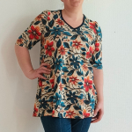 Sakura Navy Flowers – en bluse, der kombinerer et betagende, kunstnerisk blomsterprint med et utroligt flatterende snit. Hvis du leder efter en overdel, der løfter et par helt enkle jeans til et stilfuldt outfit, er Sakura det perfekte valg til din garderobe.