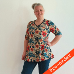 Sakura Navy Flowers – en bluse, der kombinerer et betagende, kunstnerisk blomsterprint med et utroligt flatterende snit. Hvis du leder efter en overdel, der løfter et par helt enkle jeans til et stilfuldt outfit, er Sakura det perfekte valg til din garderobe.