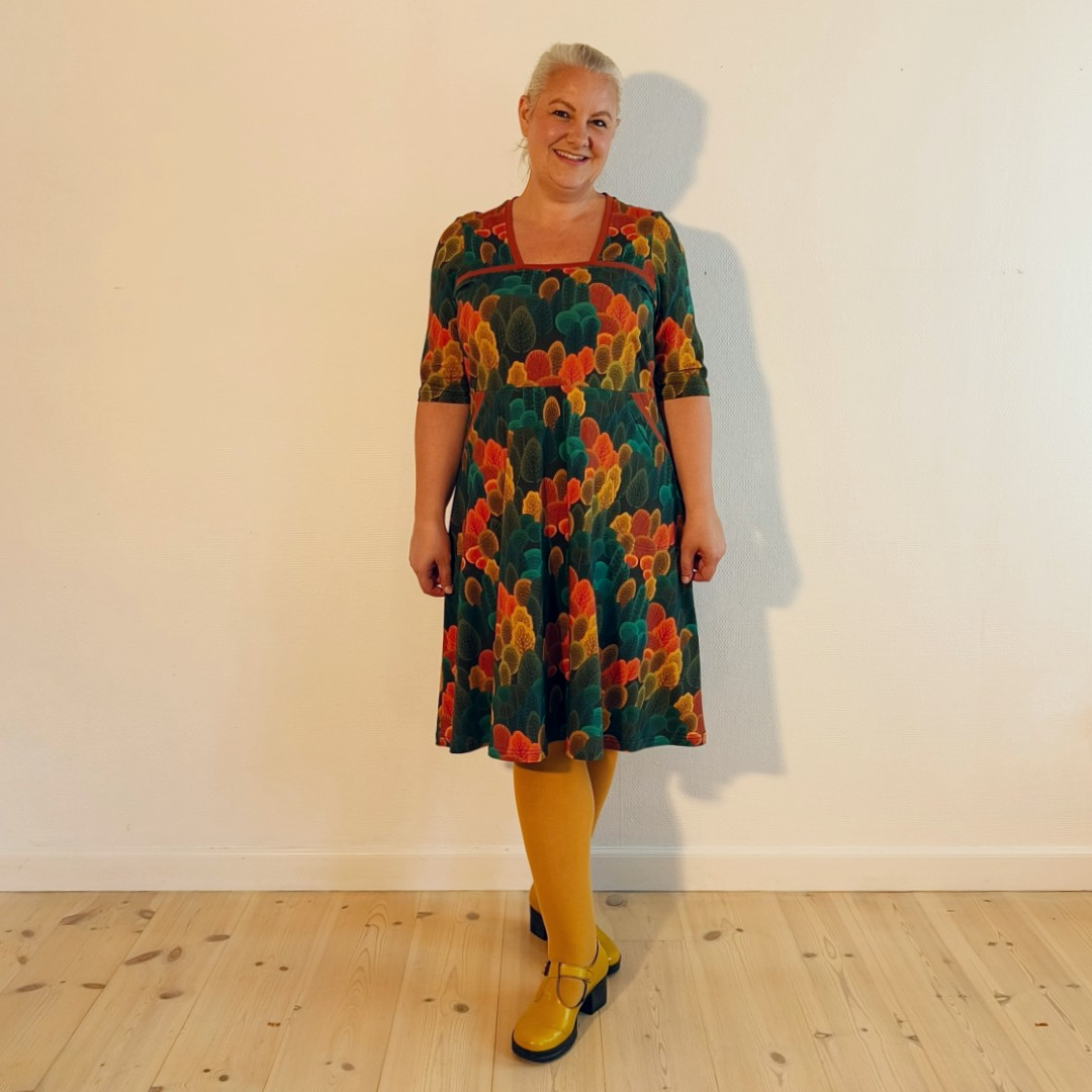 Genkei Autumn – kjolen, der bringer efterårets skønne farver til live i et utroligt stilfuldt og feminint snit. Amamiko