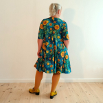 Amamiko kjolen: Emi Blue Sunflower – en kjole med solsikker, som samtidig sidder utroligt flatterende og føles blød og behagelig at have på hele dagen
