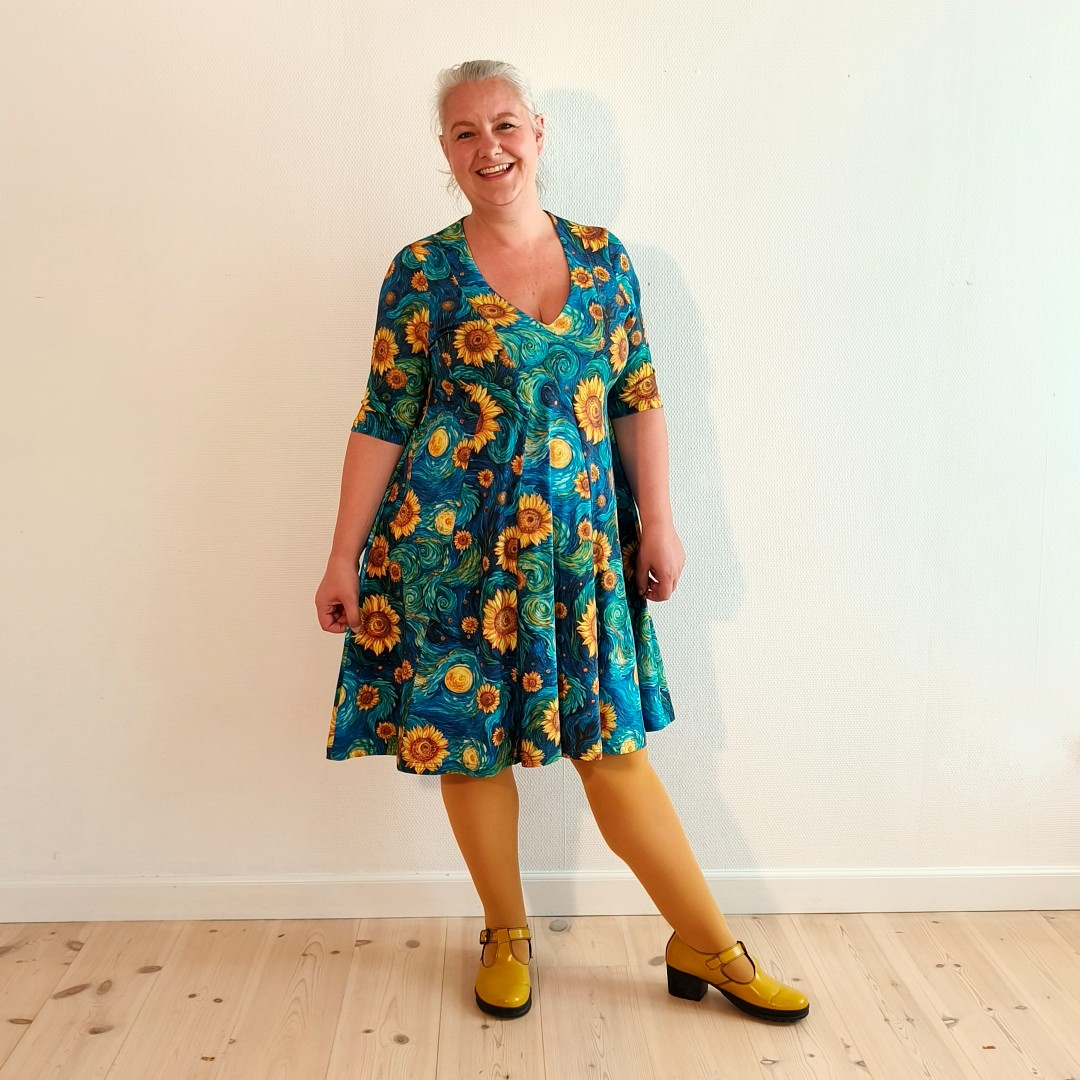 Amamiko kjolen: Emi Blue Sunflower – en kjole med solsikker, som samtidig sidder utroligt flatterende og føles blød og behagelig at have på hele dagen