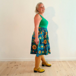 Kobe Blue Sunflower – nederdelen, der spreder ren glæde og tilfører et betagende kunstnerisk udtryk til dit outfit.