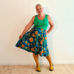 Kobe Blue Sunflower – nederdelen, der spreder ren glæde og tilfører et betagende kunstnerisk udtryk til dit outfit.