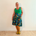 Kobe Blue Sunflower – nederdelen, der spreder ren glæde og tilfører et betagende kunstnerisk udtryk til dit outfit.