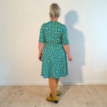 Turkis retro kjole - Takasaki Turquoise Swirls fra Amamiko